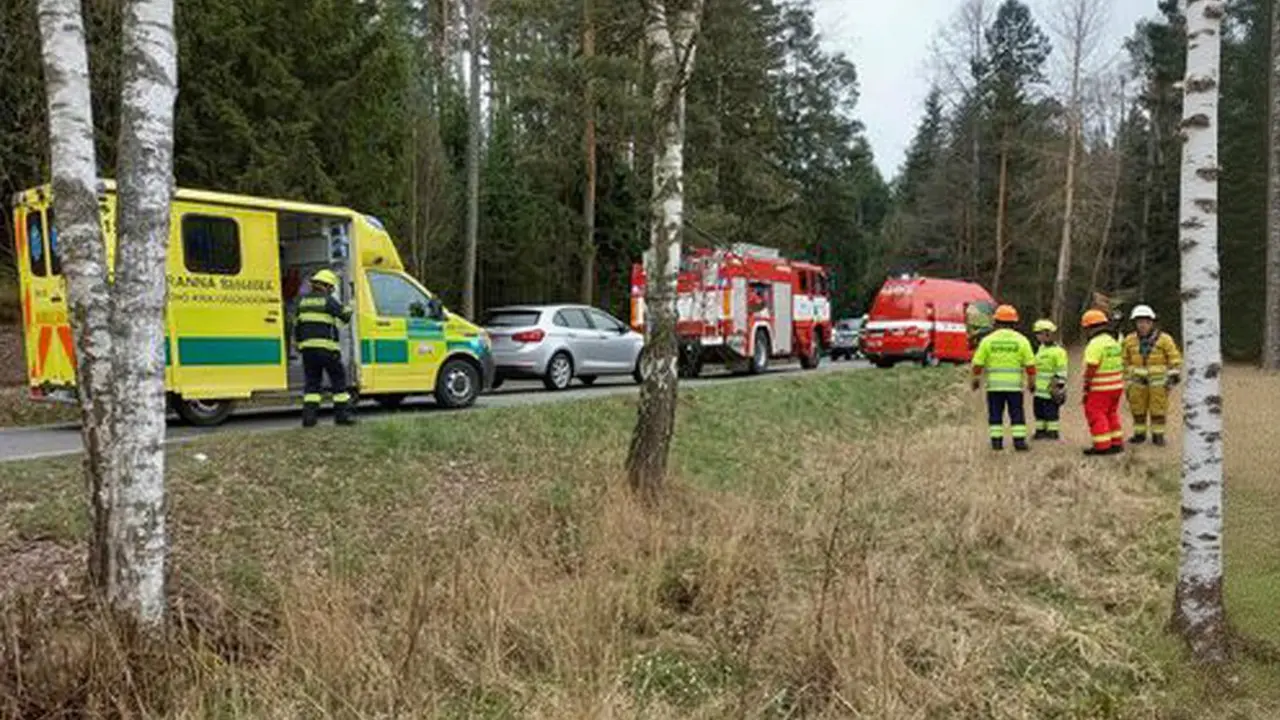 Motorkář u Trhových Svinů zemřel po nárazu do stromu při předjíždění