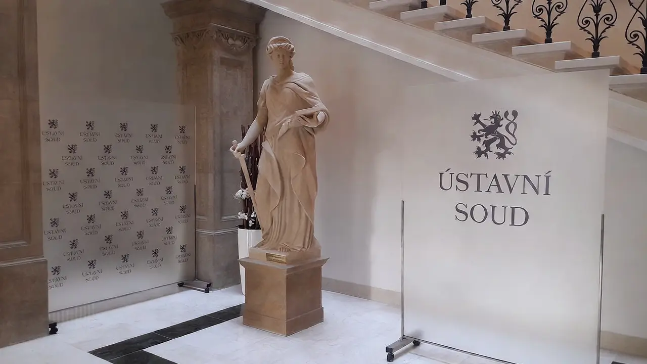 ÚS: Neschválení cesty do Bruselu nebrání poslankyním v mandátu