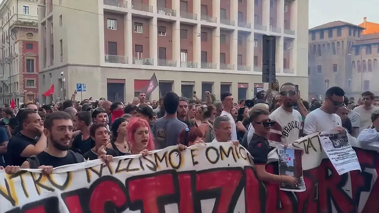 Smrt v Bologni: Protesty po zásahu policie, desítky zraněných