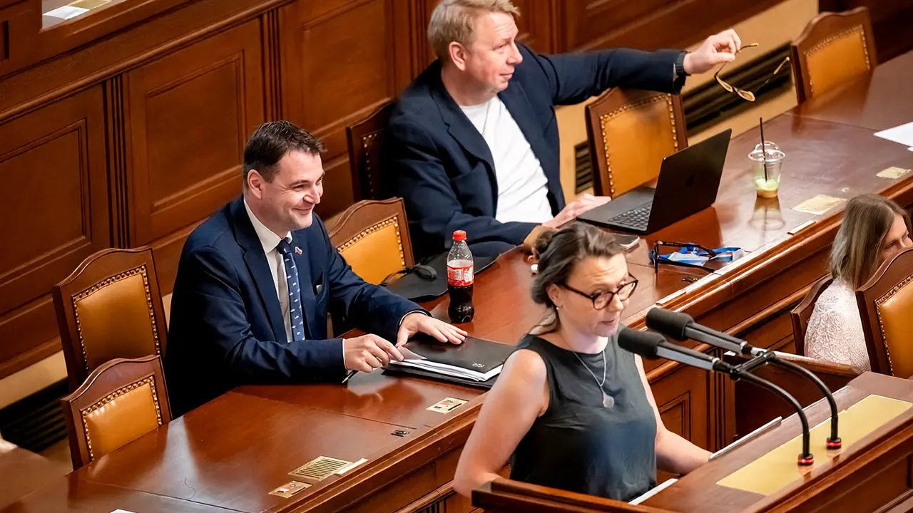 Ústavní soud zamítl stížnost poslankyň kvůli cestě do Bruselu